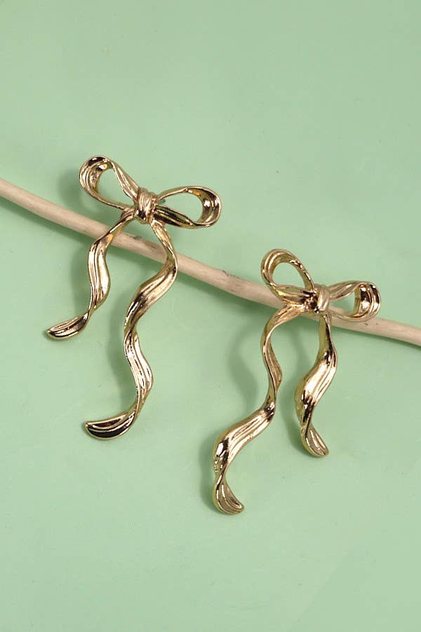 HAMMERED LONG BOW  RIBBON DROP EARRINGS | 31E24407